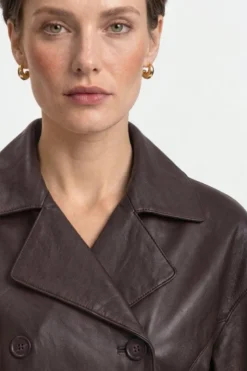 Kurze Lederjacke im Doppelreiher-Stil