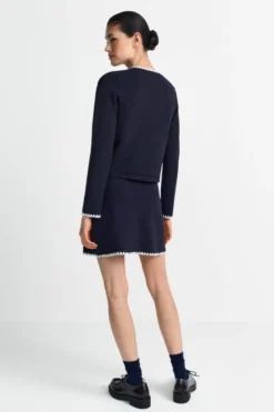 Kurzer Cardigan mit Knöpfen