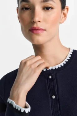 Kurzer Cardigan mit Knöpfen