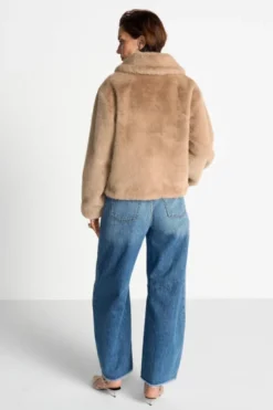 Kurzjacke aus Fellimitat