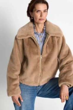 Kurzjacke aus Fellimitat