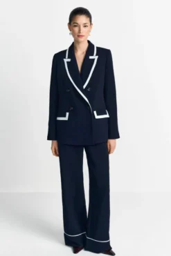 Marineblauer Blazer mit Kontrastpaspel
