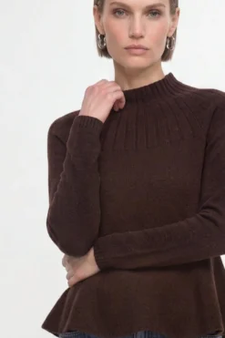 Merinopullover mit Peplum-Saum