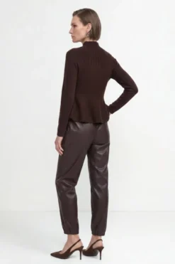 Merinopullover mit Peplum-Saum