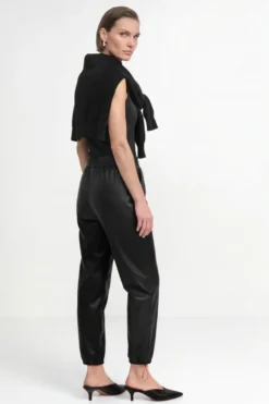 Schwarze Jogger-Hose in Lederoptik