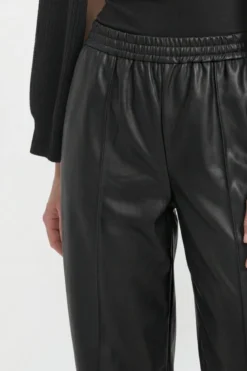 Schwarze Jogger-Hose in Lederoptik