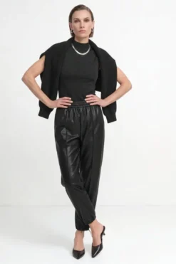 Schwarze Jogger-Hose in Lederoptik