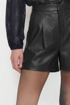 Shorts in Lederoptik
