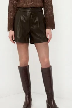 Shorts in Lederoptik