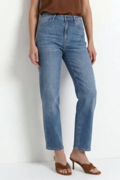 Straight-Leg-Jeans