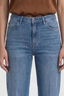 Straight-Leg-Jeans