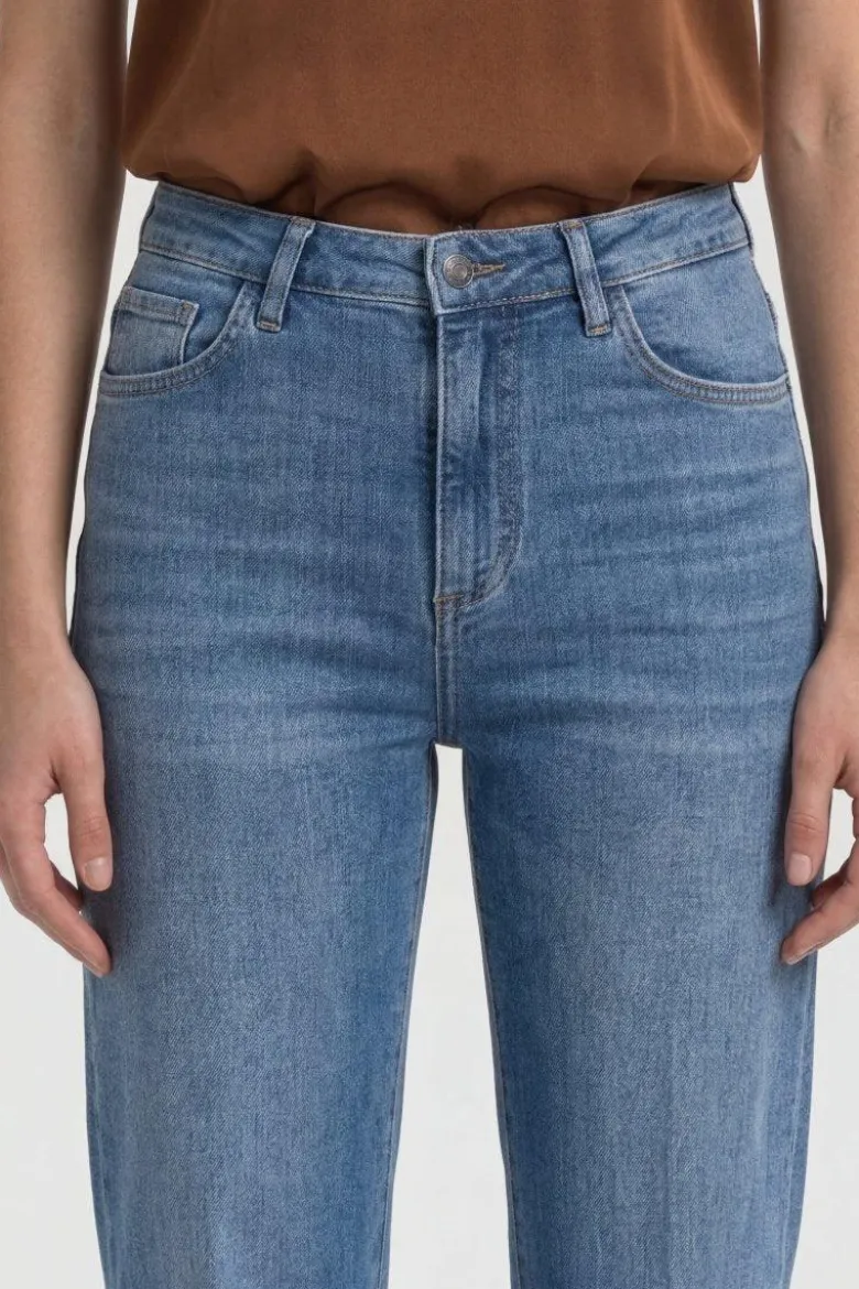 Straight-Leg-Jeans