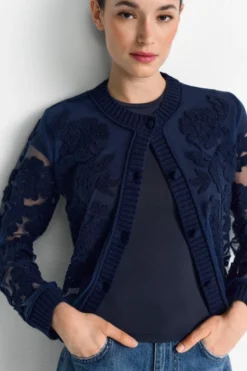 Strickjacke mit Blumenapplikation