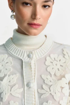 Strickjacke mit Blumenapplikation