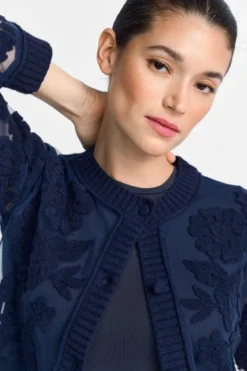 Strickjacke mit Blumenapplikation