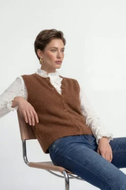 Strickweste mit Knöpfen