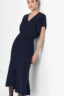 Tailliertes Midikleid mit V-Ausschnitt