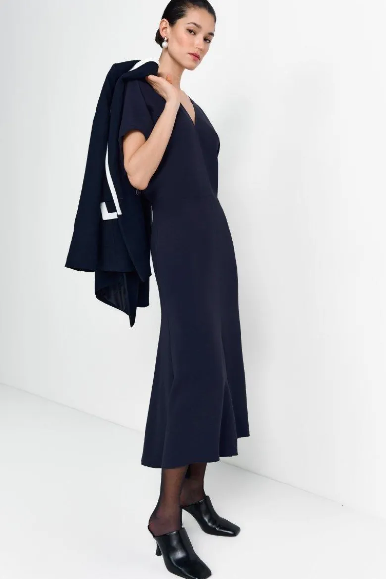 Tailliertes Midikleid mit V-Ausschnitt