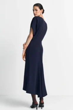 Tailliertes Midikleid mit V-Ausschnitt