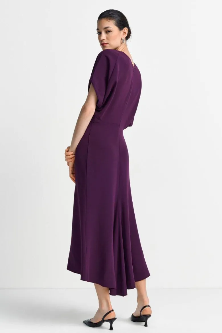 Tailliertes Midikleid mit V-Ausschnitt