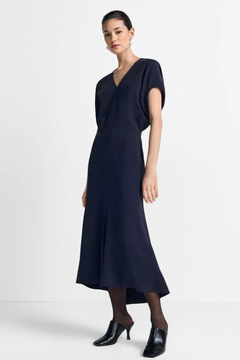 Tailliertes Midikleid mit V-Ausschnitt