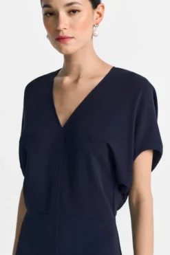 Tailliertes Midikleid mit V-Ausschnitt