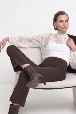Transparente Spitzenbluse mit Stehkragen