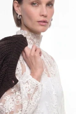 Transparente Spitzenbluse mit Stehkragen