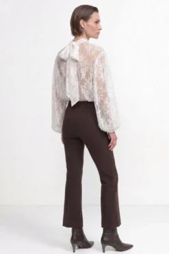 Transparente Spitzenbluse mit Stehkragen