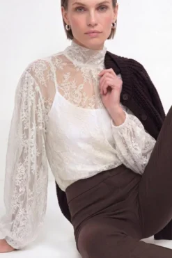 Transparente Spitzenbluse mit Stehkragen