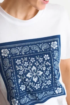 T-Shirt mit Bandana-Print