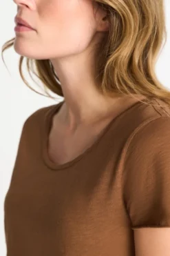 T-Shirt mit offenen Kanten