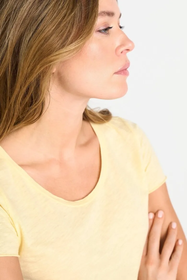 T-Shirt mit offenen Kanten