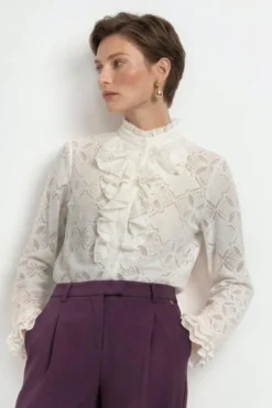 Weiße Bluse mit Volant