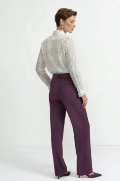 Weiße Bluse mit Volant