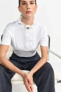 Weißes T-Shirt mit Rüschenkragen