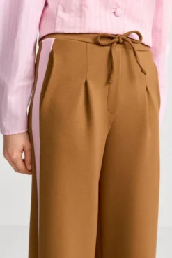 Weite Hose mit Seitenstreifen