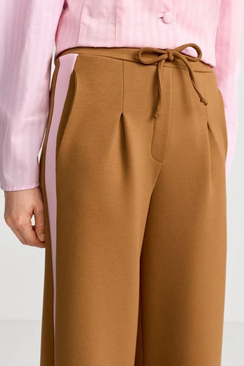 Weite Hose mit Seitenstreifen
