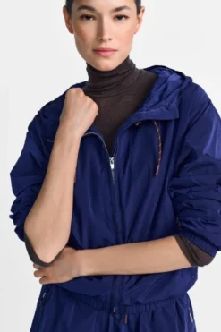 Windbreaker mit Kapuze